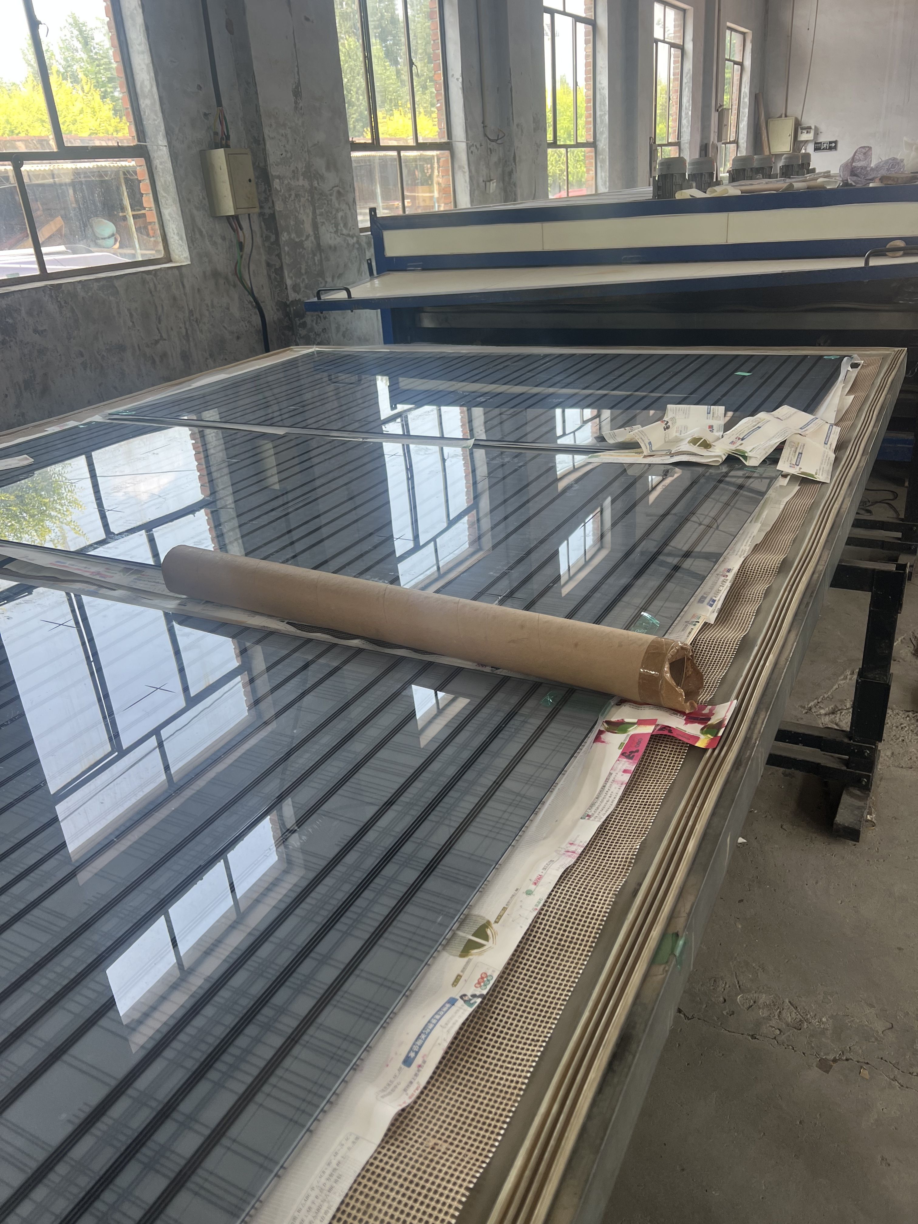 Laminated glass prepared for a controlled heating process
