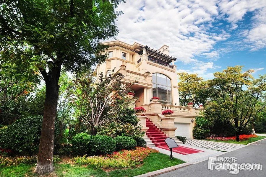 Landscaped villa at Pearl River 1000 Villas in Beijing